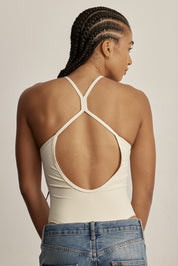 בגד גוף מבד פולאימיד.בד עם אלמנט קטיפתי (לא מדובר בגולגולים).היתרונות של הבד: קל, רך, נוח, גמיש מאוד ונושם.הבגד גוף ללא שכבה פנימית באזור החזה.הבגד גוף ללא ריפוד נשלף וגם ללא תיקתקים.בגב הבגד גוף בהיעדר מתיחה הפתח בגב יכול להיות רופף.בגוון בהיר זה מומלץ ללבוש תחתון ללא תפר בצבע גוף.גוון קרם/שמנת.