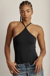 בגד גוף מבד פולאימיד.בד עם אלמנט קטיפתי (לא מדובר בגולגולים).היתרונות של הבד: קל, רך, נוח, גמיש מאוד ונושם.הבגד גוף ללא שכבה פנימית באזור החזה.הבגד גוף ללא ריפוד נשלף וגם ללא תיקתקים.בגב הבגד גוף בהיעדר מתיחה הפתח בגב יכול להיות רופף.גוון שחור.