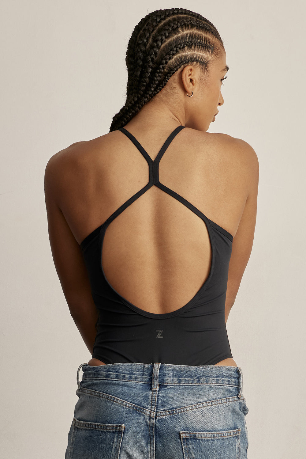 בגד גוף מבד פולאימיד.בד עם אלמנט קטיפתי (לא מדובר בגולגולים).היתרונות של הבד: קל, רך, נוח, גמיש מאוד ונושם.הבגד גוף ללא שכבה פנימית באזור החזה.הבגד גוף ללא ריפוד נשלף וגם ללא תיקתקים.בגב הבגד גוף בהיעדר מתיחה הפתח בגב יכול להיות רופף.גוון שחור.