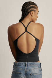 בגד גוף מבד פולאימיד.בד עם אלמנט קטיפתי (לא מדובר בגולגולים).היתרונות של הבד: קל, רך, נוח, גמיש מאוד ונושם.הבגד גוף ללא שכבה פנימית באזור החזה.הבגד גוף ללא ריפוד נשלף וגם ללא תיקתקים.בגב הבגד גוף בהיעדר מתיחה הפתח בגב יכול להיות רופף.גוון שחור.