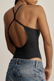 בגד גוף מבד פולאימיד.בד עם אלמנט קטיפתי (לא מדובר בגולגולים).היתרונות של הבד: קל, רך, נוח, גמיש מאוד ונושם.הבגד גוף ללא שכבה פנימית באזור החזה.הבגד גוף ללא ריפוד נשלף וגם ללא תיקתקים.בגב הבגד גוף בהיעדר מתיחה הפתח בגב יכול להיות רופף.גוון שחור.