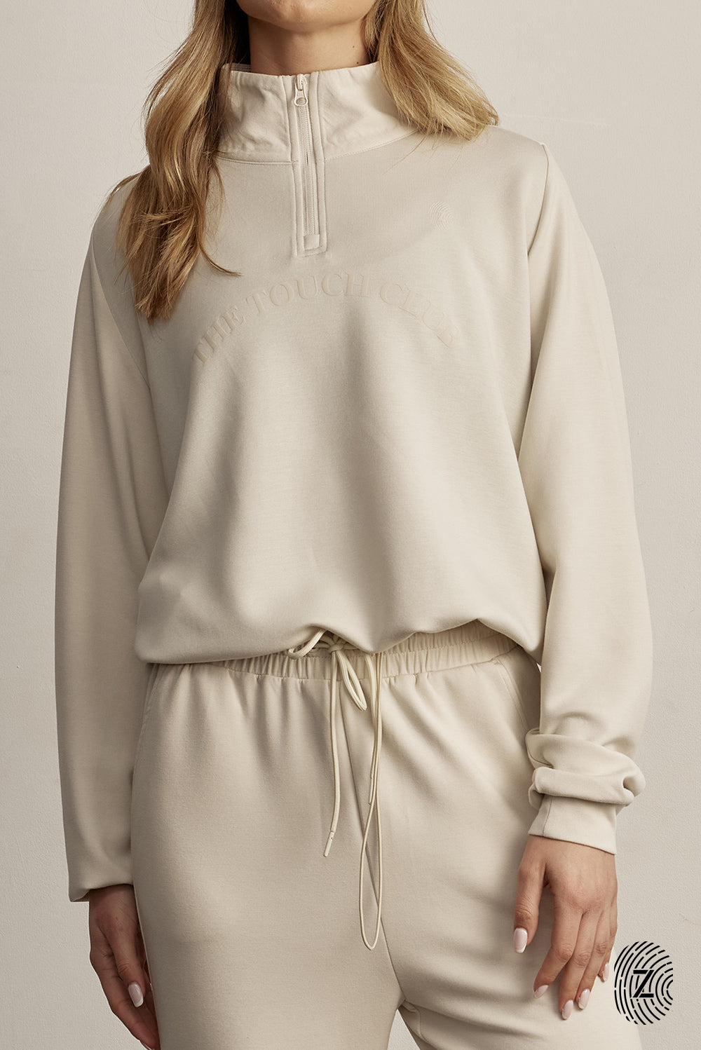 ג'קט חצי רוכסן מבד סקובה. הכירי את הג'קט המושלם למראה ספורטיבי ומעודכן. עשוי מבד סקובה איכותי ואלסטי, תחושת נוחות שאין לה תחליף. הג'קט בעל עיצוב חצי רוכסן, אידיאלי לשימוש ביום-יום.מאפיינים:עשוי מבד סקובה איכותי ומפנק.חצי רוכסן למראה ייחודי ונוח.מתאים לשימוש יומיומי או ספורטיבי.לוגו THE TOUCH CLUB לרוחב הפריט, עם טביעת האצבע.שרוך עם כפתור בחלק החיצוני של הג׳קט -  לצורך הצרת הג׳קט.גוון קרם / וניל.