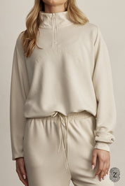 ג'קט חצי רוכסן מבד סקובה. הכירי את הג'קט המושלם למראה ספורטיבי ומעודכן. עשוי מבד סקובה איכותי ואלסטי, תחושת נוחות שאין לה תחליף. הג'קט בעל עיצוב חצי רוכסן, אידיאלי לשימוש ביום-יום.מאפיינים:עשוי מבד סקובה איכותי ומפנק.חצי רוכסן למראה ייחודי ונוח.מתאים לשימוש יומיומי או ספורטיבי.לוגו THE TOUCH CLUB לרוחב הפריט, עם טביעת האצבע.שרוך עם כפתור בחלק החיצוני של הג׳קט -  לצורך הצרת הג׳קט.גוון קרם / וניל.