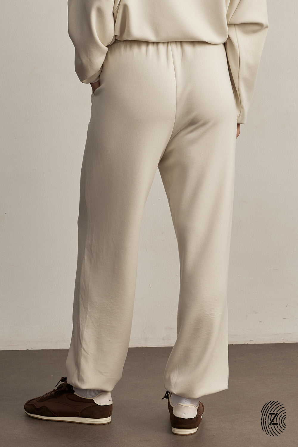 The Touch Club.מכנסיים מבד סקובה בגזרה נוחה עם סיומת גומי.כוללים כיסים צדדיים וגומי במותן עם שרוך להתאמה אישית. המכנס מבד סקובה נעים  במיוחד, מתאימים לשימוש יומיומי.מאפיינים:סיומת גומי בקרסול.כיסים צדדים.גומי במותן עם שרוך חיצוני נשלף.גוון קרם / וניל.