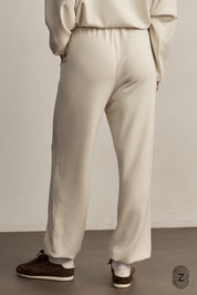 The Touch Club.מכנסיים מבד סקובה בגזרה נוחה עם סיומת גומי.כוללים כיסים צדדיים וגומי במותן עם שרוך להתאמה אישית. המכנס מבד סקובה נעים  במיוחד, מתאימים לשימוש יומיומי.מאפיינים:סיומת גומי בקרסול.כיסים צדדים.גומי במותן עם שרוך חיצוני נשלף.גוון קרם / וניל.