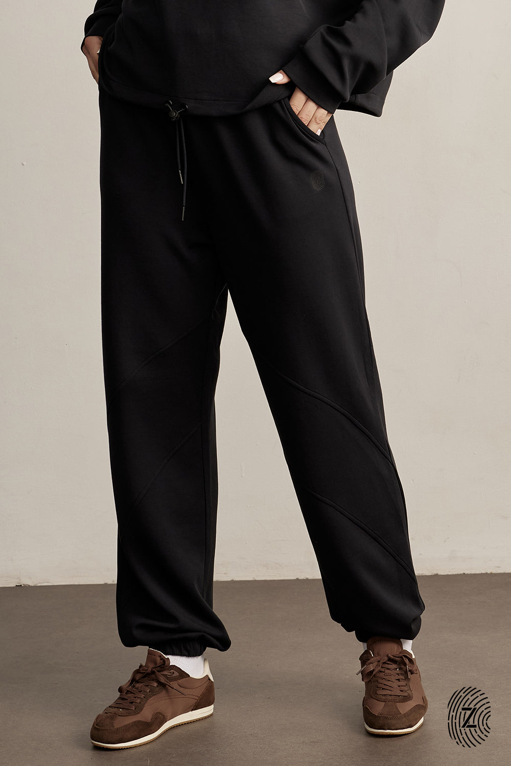 The Touch Club.מכנסיים מבד סקובה בגזרה נוחה עם סיומת גומי.כוללים כיסים צדדיים וגומי במותן עם שרוך להתאמה אישית. המכנס מבד סקובה נעים  במיוחד (לא מנדף זיעה), מתאימים לשימוש יומיומי.מאפיינים:סיומת גומי בקרסול.כיסים צדדים.גומי במותן עם שרוך חיצוני נשלף.פסים לקראת סיומת המכנס.לוגו TOUCH מתחת לכיס בגוון תואם לפריט.גוון שחור.