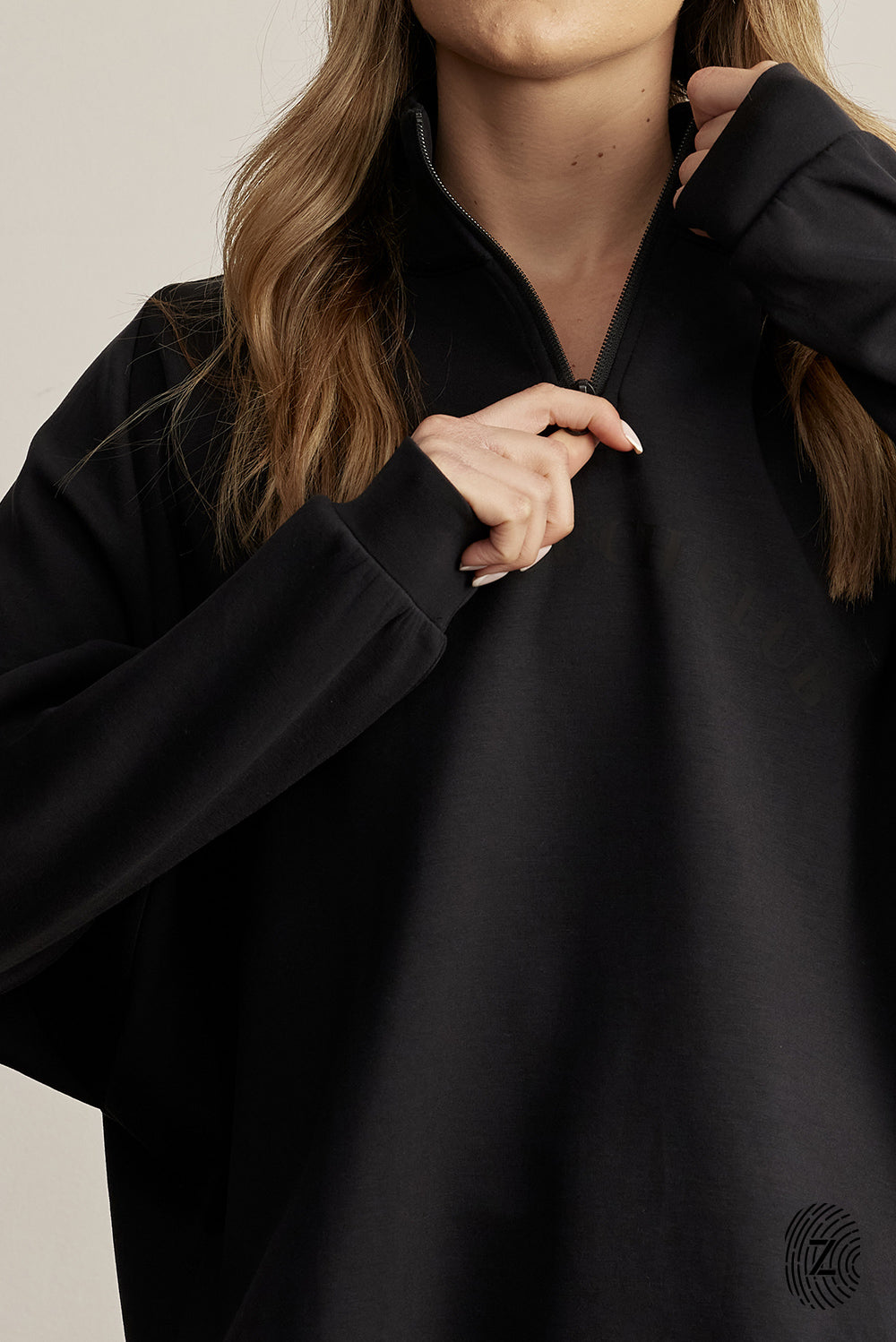 ג'קט חצי רוכסן מבד סקובה. הכירי את הג'קט המושלם למראה ספורטיבי ומעודכן. עשוי מבד סקובה איכותי ואלסטי, תחושת נוחות שאין לה תחליף. הג'קט בעל עיצוב חצי רוכסן, אידיאלי לשימוש ביום-יום.מאפיינים:עשוי מבד סקובה איכותי ומפנק.חצי רוכסן למראה ייחודי ונוח.מתאים לשימוש יומיומי או ספורטיבי.לוגו THE TOUCH CLUB לרוחב הפריט, עם טביעת האצבע.שרוך בחזית הג׳קט -  לצורך הצרת הג׳קט.גוון שחור.