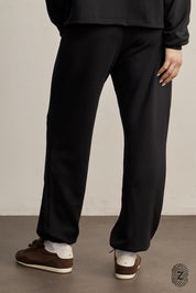 The Touch Club.מכנסיים מבד סקובה בגזרה נוחה עם סיומת גומי.כוללים כיסים צדדיים וגומי במותן עם שרוך להתאמה אישית. המכנס מבד סקובה נעים  במיוחד (לא מנדף זיעה), מתאימים לשימוש יומיומי.מאפיינים:סיומת גומי בקרסול.כיסים צדדים.גומי במותן עם שרוך חיצוני נשלף.פסים לקראת סיומת המכנס.לוגו TOUCH מתחת לכיס בגוון תואם לפריט.גוון שחור.