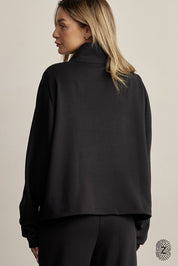 ג'קט חצי רוכסן מבד סקובה. הכירי את הג'קט המושלם למראה ספורטיבי ומעודכן. עשוי מבד סקובה איכותי ואלסטי, תחושת נוחות שאין לה תחליף. הג'קט בעל עיצוב חצי רוכסן, אידיאלי לשימוש ביום-יום.מאפיינים:עשוי מבד סקובה איכותי ומפנק.חצי רוכסן למראה ייחודי ונוח.מתאים לשימוש יומיומי או ספורטיבי.לוגו THE TOUCH CLUB לרוחב הפריט, עם טביעת האצבע.שרוך בחזית הג׳קט -  לצורך הצרת הג׳קט.גוון שחור.