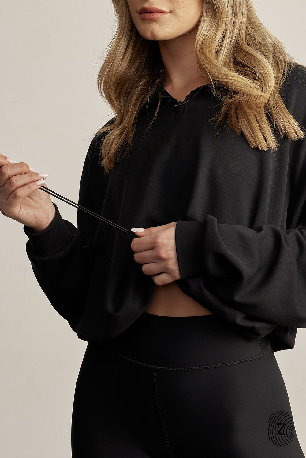 ג'קט חצי רוכסן מבד סקובה. הכירי את הג'קט המושלם למראה ספורטיבי ומעודכן. עשוי מבד סקובה איכותי ואלסטי, תחושת נוחות שאין לה תחליף. הג'קט בעל עיצוב חצי רוכסן, אידיאלי לשימוש ביום-יום.מאפיינים:עשוי מבד סקובה איכותי ומפנק.חצי רוכסן למראה ייחודי ונוח.מתאים לשימוש יומיומי או ספורטיבי.לוגו THE TOUCH CLUB לרוחב הפריט, עם טביעת האצבע.שרוך בחזית הג׳קט -  לצורך הצרת הג׳קט.גוון שחור.