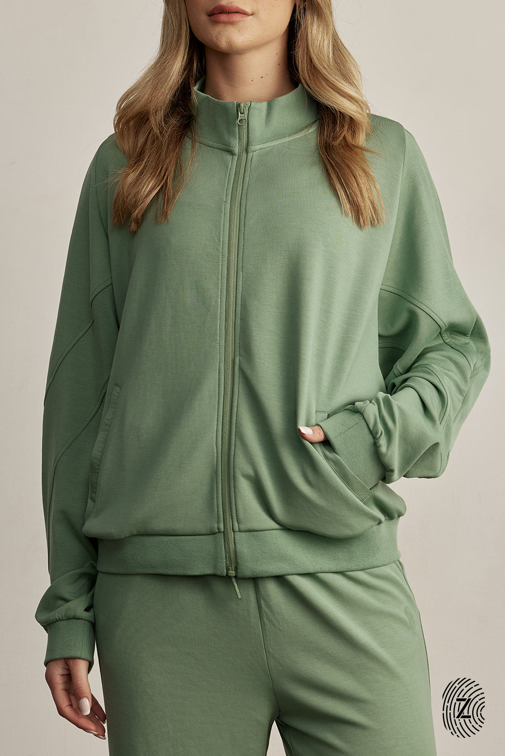 The TOUCH club.ג'קט רוכסן מלא מבד סקובה. הכירי את הג'קט המושלם למראה ספורטיבי ומעודכן. עשוי מבד סקובה איכותי ואלסטי, תחושת נוחות שאין לה תחליף. הג'קט הוא רוכסן מלא, אידיאלי לשימוש ביום-יום, הג׳קט בשילוב כיסים צדדים.מאפיינים:עשוי מבד סקובה איכותי ומפנק (לא מנדף זיעה). רוכסן מלא ובשילוב כיסים צדדים פרונטליים.מתאים לשימוש יומיומי.לוגו  TOUCH עם טביעת האצבע.סיומת פסי ריב בצווארון ובסיומת הג׳קט.גוון ירוק.The TOUCH club.ג'קט רוכסן מלא מבד סקובה. הכירי את הג'קט המושלם למראה ספורטיבי ומעודכן. עשוי מבד סקובה איכותי 