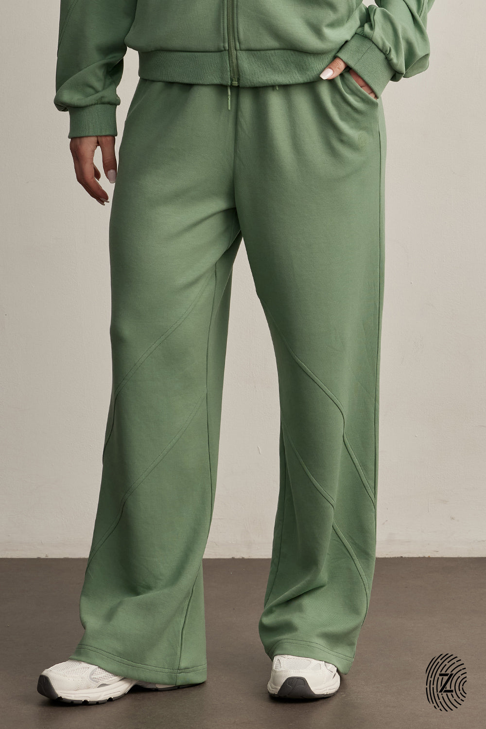 The Touch Club.מכנסיים מבד סקובה בגזרה נוחה עם סיומת רחבה.כוללים כיסים צדדיים וגומי במותן עם שרוך להתאמה אישית. המכנס מבד סקובה נעים במיוחד, מתאימים לשימוש יומיומי.מאפיינים:סיומת רחבה.כיסים צדדים.גומי במותן עם שרוך חיצוני נשלף.פסים לקראת סיומת המכנס.לוגו TOUCH מתחת לכיס בגוון התואם לפריט.גוון ירוק.