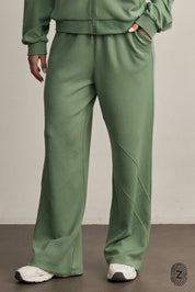 The Touch Club.מכנסיים מבד סקובה בגזרה נוחה עם סיומת רחבה.כוללים כיסים צדדיים וגומי במותן עם שרוך להתאמה אישית. המכנס מבד סקובה נעים במיוחד, מתאימים לשימוש יומיומי.מאפיינים:סיומת רחבה.כיסים צדדים.גומי במותן עם שרוך חיצוני נשלף.פסים לקראת סיומת המכנס.לוגו TOUCH מתחת לכיס בגוון התואם לפריט.גוון ירוק.