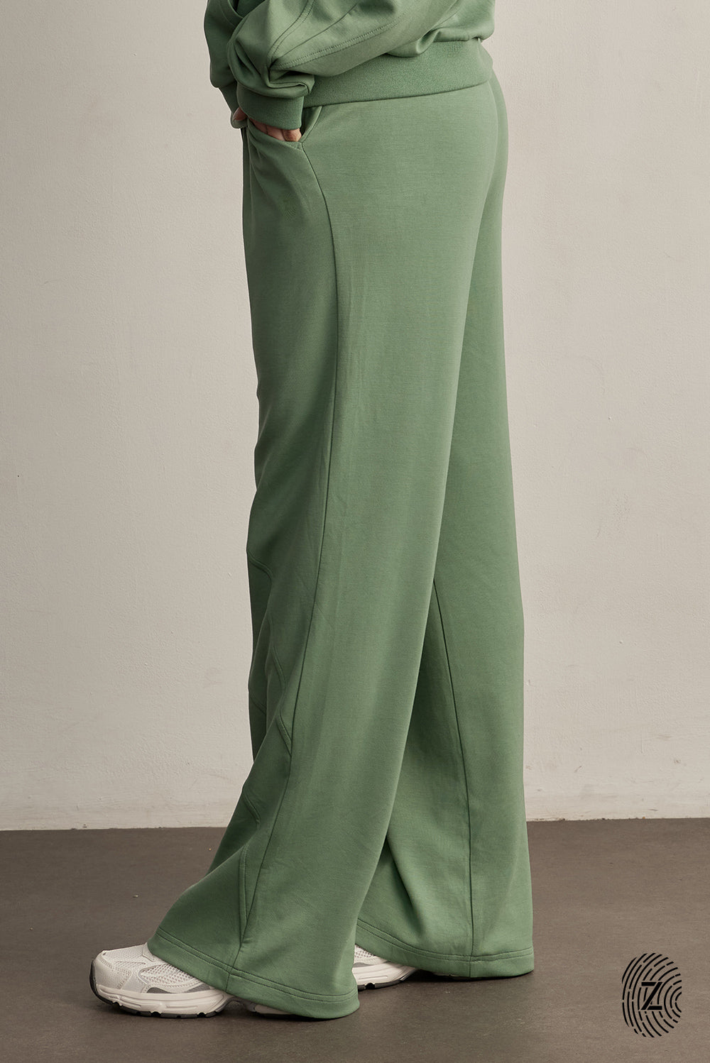 The Touch Club.מכנסיים מבד סקובה בגזרה נוחה עם סיומת רחבה.כוללים כיסים צדדיים וגומי במותן עם שרוך להתאמה אישית. המכנס מבד סקובה נעים במיוחד, מתאימים לשימוש יומיומי.מאפיינים:סיומת רחבה.כיסים צדדים.גומי במותן עם שרוך חיצוני נשלף.פסים לקראת סיומת המכנס.לוגו TOUCH מתחת לכיס בגוון התואם לפריט.גוון ירוק.