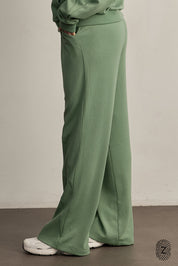 The Touch Club.מכנסיים מבד סקובה בגזרה נוחה עם סיומת רחבה.כוללים כיסים צדדיים וגומי במותן עם שרוך להתאמה אישית. המכנס מבד סקובה נעים במיוחד, מתאימים לשימוש יומיומי.מאפיינים:סיומת רחבה.כיסים צדדים.גומי במותן עם שרוך חיצוני נשלף.פסים לקראת סיומת המכנס.לוגו TOUCH מתחת לכיס בגוון התואם לפריט.גוון ירוק.