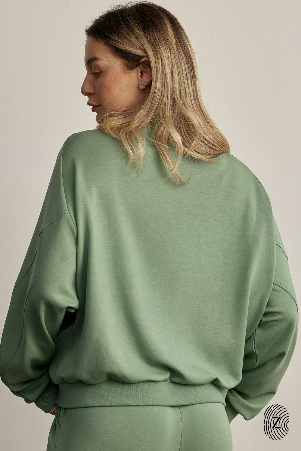 The TOUCH club.ג'קט רוכסן מלא מבד סקובה. הכירי את הג'קט המושלם למראה ספורטיבי ומעודכן. עשוי מבד סקובה איכותי ואלסטי, תחושת נוחות שאין לה תחליף. הג'קט הוא רוכסן מלא, אידיאלי לשימוש ביום-יום, הג׳קט בשילוב כיסים צדדים.מאפיינים:עשוי מבד סקובה איכותי ומפנק (לא מנדף זיעה). רוכסן מלא ובשילוב כיסים צדדים פרונטליים.מתאים לשימוש יומיומי.לוגו  TOUCH עם טביעת האצבע.סיומת פסי ריב בצווארון ובסיומת הג׳קט.גוון ירוק.