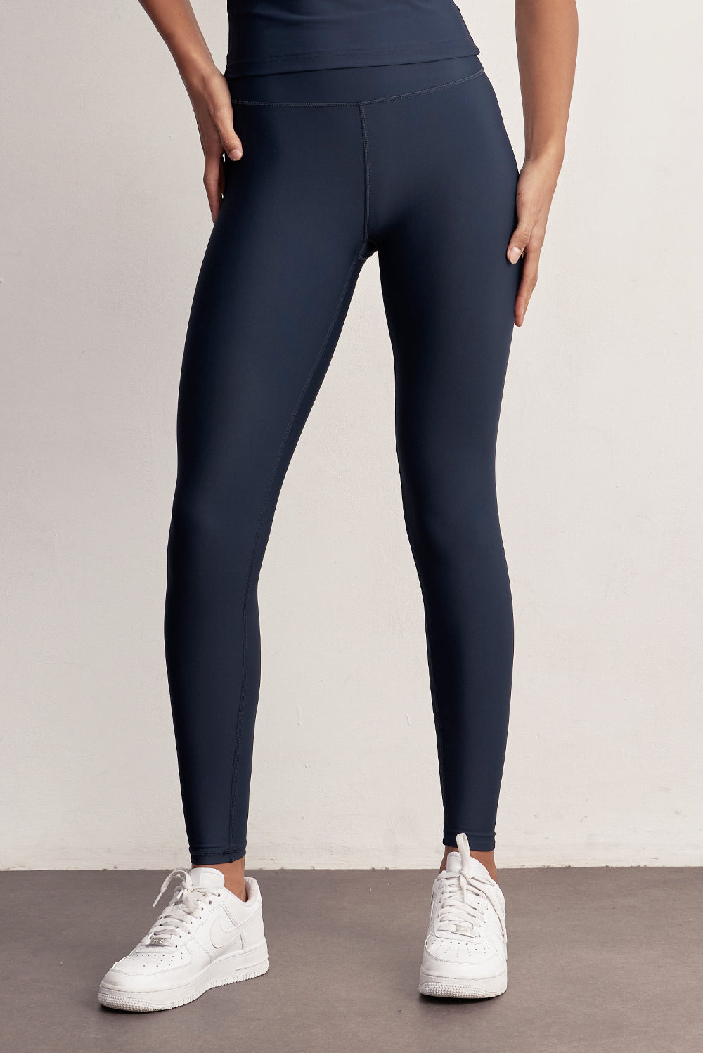 FABRIC: 4 WAY STRETCH FABRIC.הבד המתקדם ביותר שלנו המאופיין באלסטיות ניכרת לאורך כל ארבעת הצירים הראשיים, הבגד עוקב בצורה מושלמת אחר תנועות הגוף ומבטיח חופש פעולה מירבי.גזרה גבוהה מאוד.לוגו Z בחגורת הטייץ בחלק האחורי.גוון כחול נייבי.