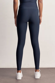 FABRIC: 4 WAY STRETCH FABRIC.הבד המתקדם ביותר שלנו המאופיין באלסטיות ניכרת לאורך כל ארבעת הצירים הראשיים, הבגד עוקב בצורה מושלמת אחר תנועות הגוף ומבטיח חופש פעולה מירבי.גזרה גבוהה מאוד.לוגו Z בחגורת הטייץ בחלק האחורי.גוון כחול נייבי.