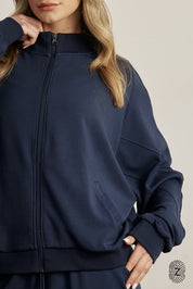 The TOUCH club.ג'קט רוכסן מלא מבד סקובה. הכירי את הג'קט המושלם למראה ספורטיבי ומעודכן. עשוי מבד סקובה איכותי ואלסטי, תחושת נוחות שאין לה תחליף. הג'קט הוא רוכסן מלא, אידיאלי לשימוש ביום-יום, הג׳קט בשילוב כיסים צדדים.מאפיינים:עשוי מבד סקובה איכותי ומפנק. רוכסן מלא ובשילוב כיסים צדדים פרונטליים.מתאים לשימוש יומיומי.לוגו  TOUCH עם טביעת האצבע..גוון נייבי.