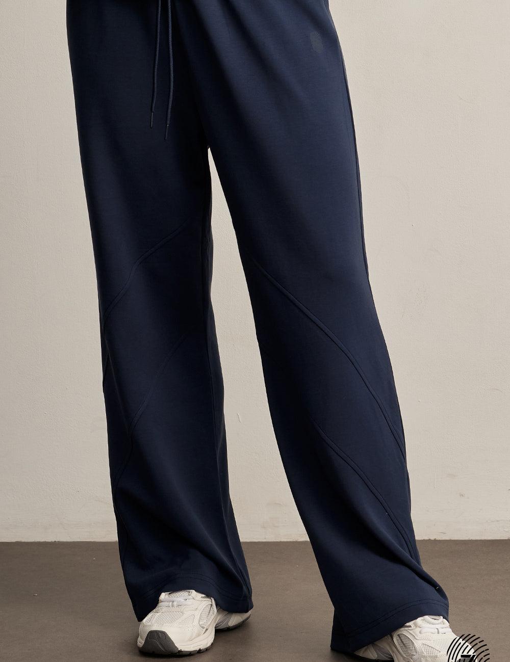 The Touch Club.מכנסיים מבד סקובה בגזרה נוחה עם סיומת רחבה.כוללים כיסים צדדיים וגומי במותן עם שרוך להתאמה אישית. המכנס מבד סקובה נעים במיוחד, מתאימים לשימוש יומיומי.מאפיינים:סיומת רחבה.כיסים צדדים.גומי במותן עם שרוך חיצוני נשלף.פסים לקראת סיומת המכנס.לוגו TOUCH מתחת לכיס בגוון התואם לפריט.גוון נייבי