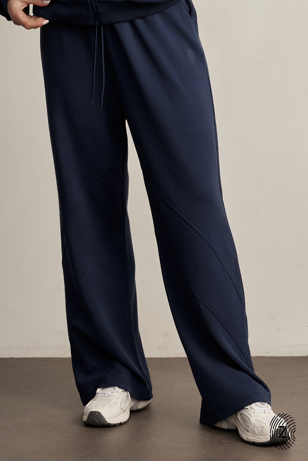 The Touch Club.מכנסיים מבד סקובה בגזרה נוחה עם סיומת רחבה.כוללים כיסים צדדיים וגומי במותן עם שרוך להתאמה אישית. המכנס מבד סקובה נעים במיוחד, מתאימים לשימוש יומיומי.מאפיינים:סיומת רחבה.כיסים צדדים.גומי במותן עם שרוך חיצוני נשלף.פסים לקראת סיומת המכנס.לוגו TOUCH מתחת לכיס בגוון התואם לפריט.גוון נייבי