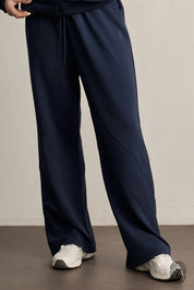 The Touch Club.מכנסיים מבד סקובה בגזרה נוחה עם סיומת רחבה.כוללים כיסים צדדיים וגומי במותן עם שרוך להתאמה אישית. המכנס מבד סקובה נעים במיוחד, מתאימים לשימוש יומיומי.מאפיינים:סיומת רחבה.כיסים צדדים.גומי במותן עם שרוך חיצוני נשלף.פסים לקראת סיומת המכנס.לוגו TOUCH מתחת לכיס בגוון התואם לפריט.גוון נייבי