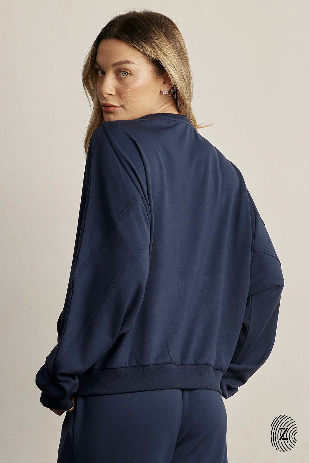 The TOUCH club.ג'קט רוכסן מלא מבד סקובה. הכירי את הג'קט המושלם למראה ספורטיבי ומעודכן. עשוי מבד סקובה איכותי ואלסטי, תחושת נוחות שאין לה תחליף. הג'קט הוא רוכסן מלא, אידיאלי לשימוש ביום-יום, הג׳קט בשילוב כיסים צדדים.מאפיינים:עשוי מבד סקובה איכותי ומפנק. רוכסן מלא ובשילוב כיסים צדדים פרונטליים.מתאים לשימוש יומיומי.לוגו  TOUCH עם טביעת האצבע..גוון נייבי.