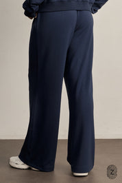 The Touch Club.מכנסיים מבד סקובה בגזרה נוחה עם סיומת רחבה.כוללים כיסים צדדיים וגומי במותן עם שרוך להתאמה אישית. המכנס מבד סקובה נעים במיוחד, מתאימים לשימוש יומיומי.מאפיינים:סיומת רחבה.כיסים צדדים.גומי במותן עם שרוך חיצוני נשלף.פסים לקראת סיומת המכנס.לוגו TOUCH מתחת לכיס בגוון התואם לפריט.גוון נייבי