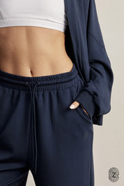 The Touch Club.מכנסיים מבד סקובה בגזרה נוחה עם סיומת רחבה.כוללים כיסים צדדיים וגומי במותן עם שרוך להתאמה אישית. המכנס מבד סקובה נעים במיוחד, מתאימים לשימוש יומיומי.מאפיינים:סיומת רחבה.כיסים צדדים.גומי במותן עם שרוך חיצוני נשלף.פסים לקראת סיומת המכנס.לוגו TOUCH מתחת לכיס בגוון התואם לפריט.גוון נייבי