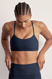 FABRIC: 4 WAY STRETCH FABRIC.טופ מבד 4 כיוונים המתקדם ביותר שלנו, אשר מאופיין באלסטיות ניכרת לאורך כל ארבעת הצירים הראשיים, הבגד עוקב בצורה מושלמת אחר תנועות הגוף ומבטיח חופש פעולה מירבי.גזרה קלאסית קצרה ומחמיאההטופ בשילוב רצועות מתכווננות בגב הטופ.הטופ בשילוב ריפוד נשלף.גוון כחול נייבי.