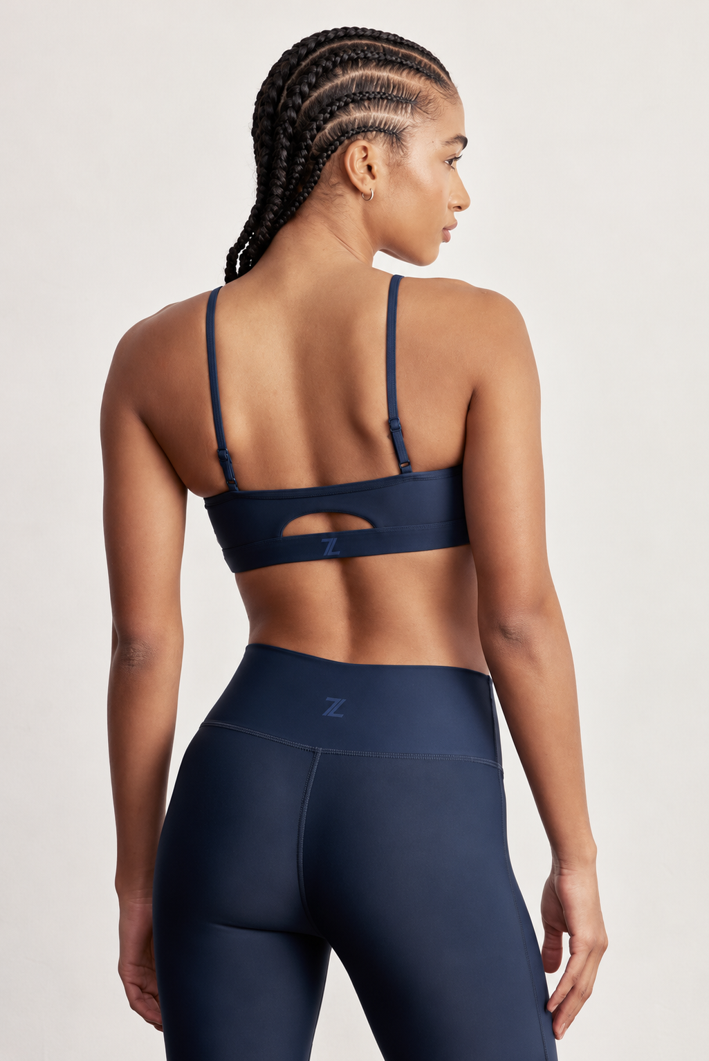 FABRIC: 4 WAY STRETCH FABRIC.טופ מבד 4 כיוונים המתקדם ביותר שלנו, אשר מאופיין באלסטיות ניכרת לאורך כל ארבעת הצירים הראשיים, הבגד עוקב בצורה מושלמת אחר תנועות הגוף ומבטיח חופש פעולה מירבי.גזרה קלאסית קצרה ומחמיאההטופ בשילוב רצועות מתכווננות בגב הטופ.הטופ בשילוב ריפוד נשלף.גוון כחול נייבי.
