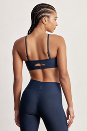 FABRIC: 4 WAY STRETCH FABRIC.טופ מבד 4 כיוונים המתקדם ביותר שלנו, אשר מאופיין באלסטיות ניכרת לאורך כל ארבעת הצירים הראשיים, הבגד עוקב בצורה מושלמת אחר תנועות הגוף ומבטיח חופש פעולה מירבי.גזרה קלאסית קצרה ומחמיאההטופ בשילוב רצועות מתכווננות בגב הטופ.הטופ בשילוב ריפוד נשלף.גוון כחול נייבי.