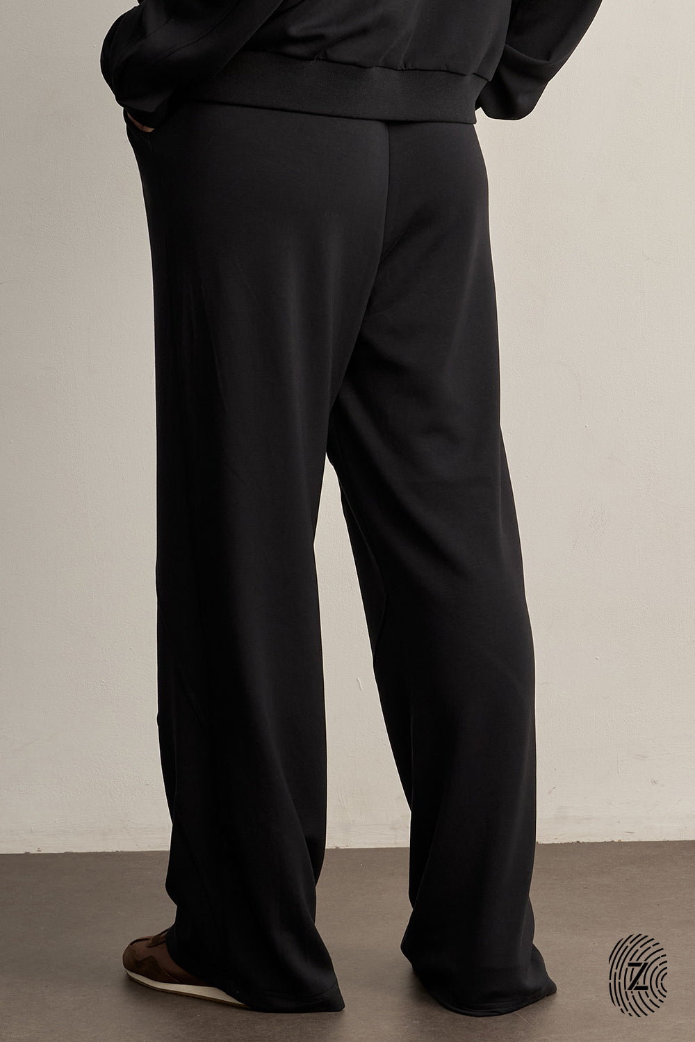 The Touch Club.מכנסיים מבד סקובה בגזרה נוחה עם סיומת רחבה.כוללים כיסים צדדיים וגומי במותן עם שרוך להתאמה אישית. המכנס מבד סקובה נעים במיוחד, מתאימים לשימוש יומיומי.מאפיינים:סיומת רחבה.כיסים צדדים.גומי במותן עם שרוך חיצוני נשלף.פסים לקראת סיומת המכנס.לוגו TOUCH מתחת לכיס בגוון התואם לפריט.גוון שחור.