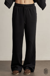 The Touch Club.מכנסיים מבד סקובה בגזרה נוחה עם סיומת רחבה.כוללים כיסים צדדיים וגומי במותן עם שרוך להתאמה אישית. המכנס מבד סקובה נעים במיוחד, מתאימים לשימוש יומיומי.מאפיינים:סיומת רחבה.כיסים צדדים.גומי במותן עם שרוך חיצוני נשלף.פסים לקראת סיומת המכנס.לוגו TOUCH מתחת לכיס בגוון התואם לפריט.גוון שחור.