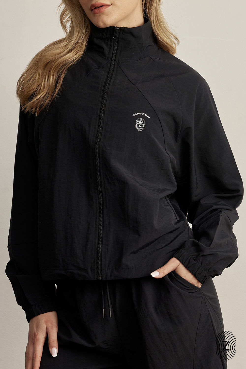 The TOUCH club.ג׳קט ניילון - רוכסן מלא, בגוון שחור.לתשומת לבך - הג׳קט אינו מסתיים בבד רשת,  בתמונה הראשית של ספיר יש שילוב נפרד של בד רשת, הג׳קט עצמו הוא כמו בשאר התמונות.סטייל ופונקציונליות במוצר אחד: ג׳קט מבד ניילון בצבע שחור. רוכסן מלא, לוגו TOUCH בטביעת אצבע עם מחזיר אור וכפתורים עם שרוך פנימי להצרת הג׳קט.מאפיינים:בד ניילון - קל ונעים למגע.בגוון שחור.בגלל שילוב הצבעים - יש לכבס בנפרד ובתוכנית עדינה וקצרה. רוכסן מלא.לוגו TOUCH - מחזיר אור. שילוב של כפתור פנימי עם שרוך לצורך הצרת הפריט.סיומת השרוול עם גומ