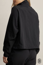 The TOUCH club.ג׳קט ניילון - רוכסן מלא, בגוון שחור.לתשומת לבך - הג׳קט אינו מסתיים בבד רשת,  בתמונה הראשית של ספיר יש שילוב נפרד של בד רשת, הג׳קט עצמו הוא כמו בשאר התמונות.סטייל ופונקציונליות במוצר אחד: ג׳קט מבד ניילון בצבע שחור. רוכסן מלא, לוגו TOUCH בטביעת אצבע עם מחזיר אור וכפתורים עם שרוך פנימי להצרת הג׳קט.מאפיינים:בד ניילון - קל ונעים למגע.בגוון שחור.בגלל שילוב הצבעים - יש לכבס בנפרד ובתוכנית עדינה וקצרה. רוכסן מלא.לוגו TOUCH - מחזיר אור. שילוב של כפתור פנימי עם שרוך לצורך הצרת הפריט.סיומת השרוול עם גומ