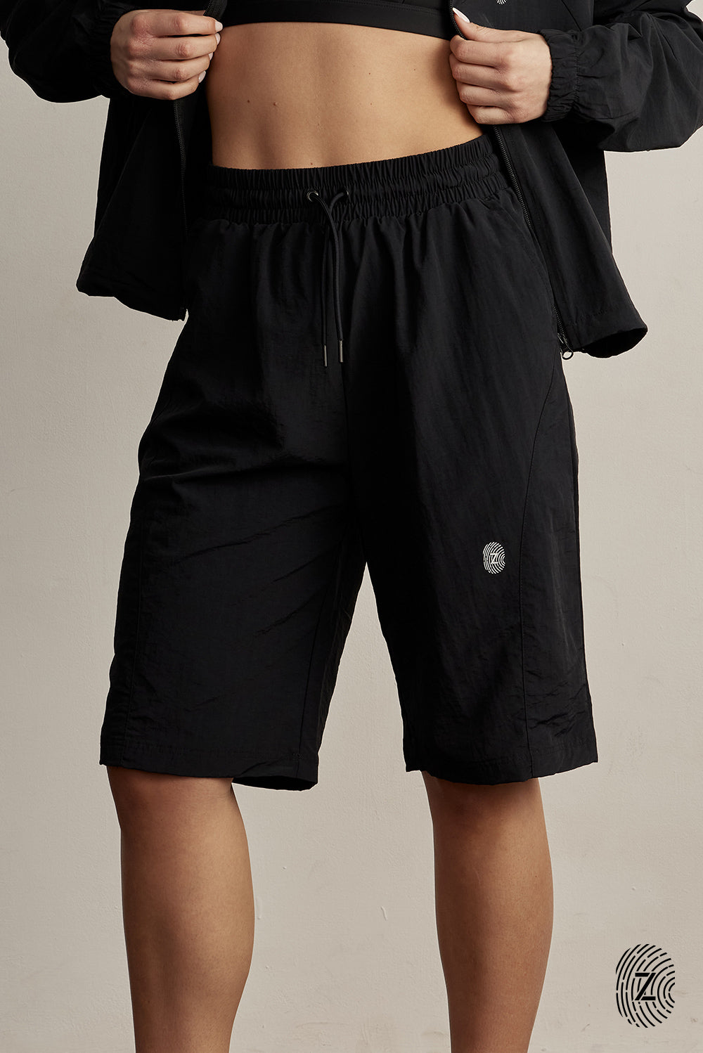 The TOUCH club.ברמודת ניילון - בגוון שחור.ברמודת מבד ניילון בגוון שחור. גומי במותן ושרוכים נשלפים, לוגו TOUCH בטביעת אצבע עם מחזיר אור. מאפיינים:בד ניילון - קל ונעים למגע.בגוון שחור.בגלל שילוב הצבעים - יש לכבס בנפרד ובתוכנית עדינה וקצרה. לוגו TOUCH - מחזיר אור.גומי במותן עם שרוכים נשלפים להידוק.