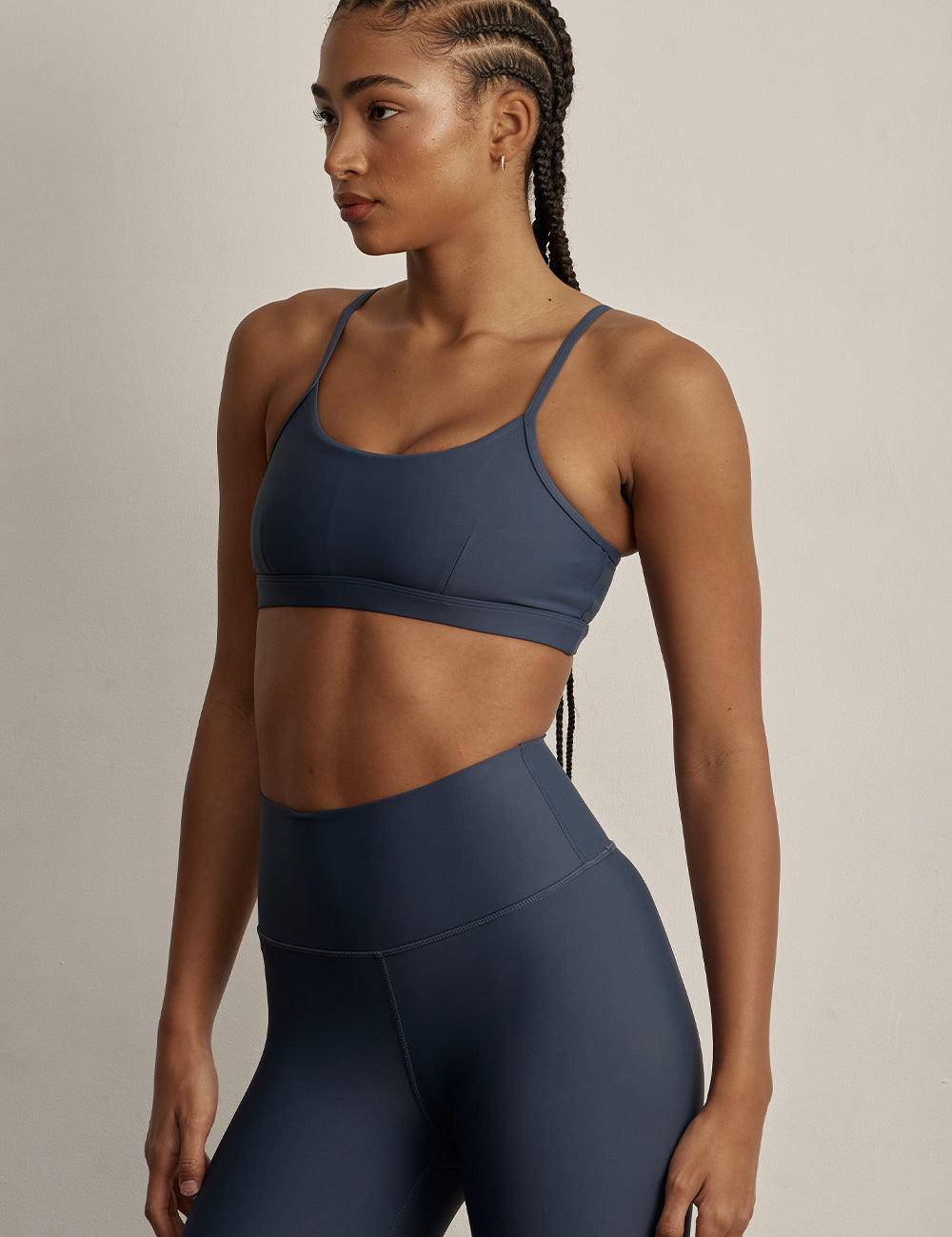 טופ מבד 4 כיוונים בשילוב כתפיות מתכוונות ,בגוון כחול מהקולקציה בעיצובה של לעינב כהן
כולל ריפודים נשלפים