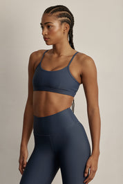 טופ מבד 4 כיוונים בשילוב כתפיות מתכוונות ,בגוון כחול מהקולקציה בעיצובה של לעינב כהן
כולל ריפודים נשלפים