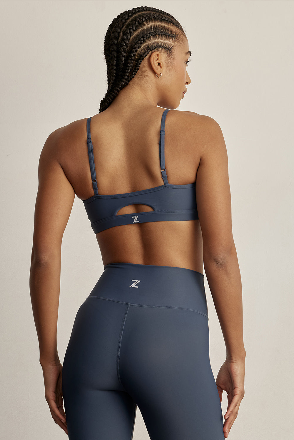 טופ מבד 4 כיוונים בשילוב כתפיות מתכוונות ,בגוון כחול מהקולקציה בעיצובה של לעינב כהן
כולל ריפודים נשלפים