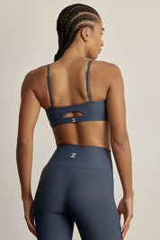 טופ מבד 4 כיוונים בשילוב כתפיות מתכוונות ,בגוון כחול מהקולקציה בעיצובה של לעינב כהן
כולל ריפודים נשלפים