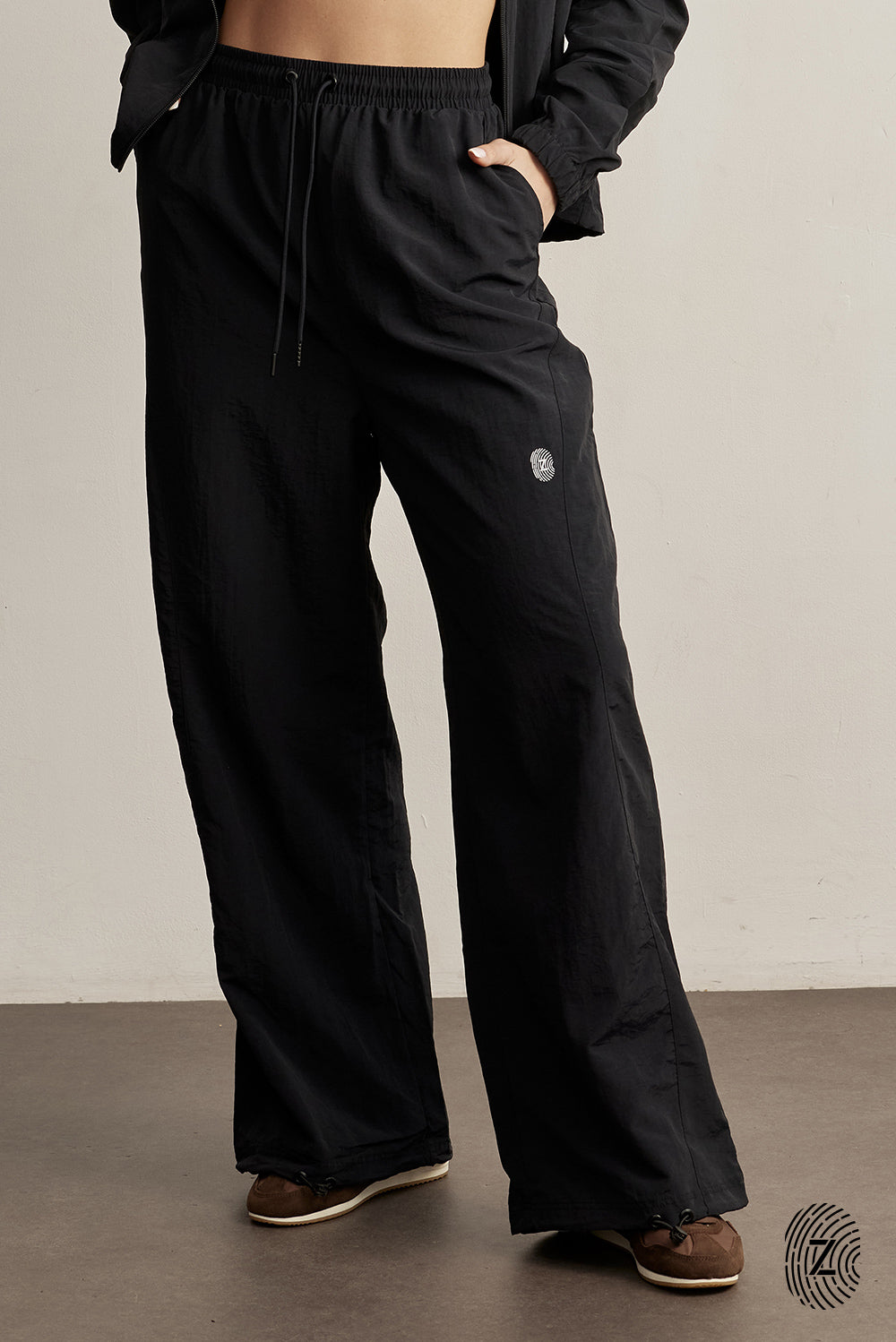 The TOUCH club.מכנס ניילון ארוך - בגוון שחור.מכנס מבד ניילון - גוון שחור. גומי במותן ושרוכים נשלפים, לוגו TOUCH בטביעת אצבע עם מחזיר אור, סיומת עם כפתור וגומי להידוק הסיומת. מאפיינים:בד ניילון - קל ונעים למגע.בגוון שחור.בגלל שילוב הצבעים - יש לכבס בנפרד ובתוכנית עדינה וקצרה. לוגו TOUCH - מחזיר אור.גומי במותן עם שרוכים נשלפים להידוק.כיסים צדדים.סיומת עם כפתור וגומי פנימי להצרת סיומת המכנס.