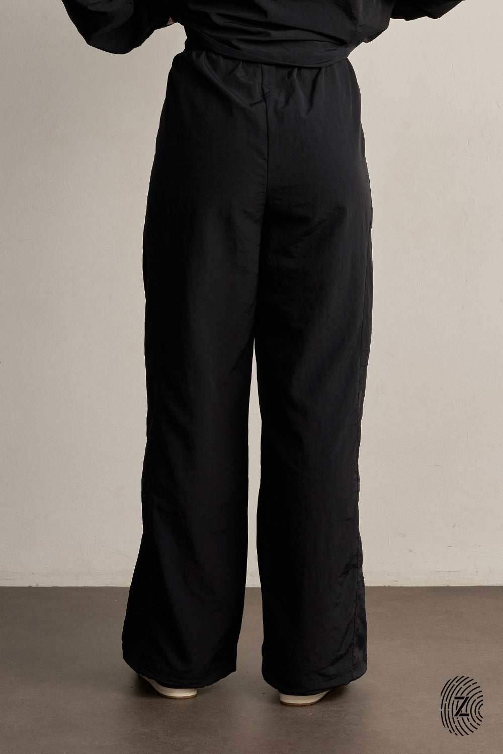 The TOUCH club.מכנס ניילון ארוך - בגוון שחור.מכנס מבד ניילון - גוון שחור. גומי במותן ושרוכים נשלפים, לוגו TOUCH בטביעת אצבע עם מחזיר אור, סיומת עם כפתור וגומי להידוק הסיומת. מאפיינים:בד ניילון - קל ונעים למגע.בגוון שחור.בגלל שילוב הצבעים - יש לכבס בנפרד ובתוכנית עדינה וקצרה. לוגו TOUCH - מחזיר אור.גומי במותן עם שרוכים נשלפים להידוק.כיסים צדדים.סיומת עם כפתור וגומי פנימי להצרת סיומת המכנס.