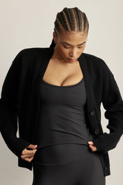 קרדיגן Zקרדיגן קלאסי, עשוי בד סרוג רך ונעים למגע. הגזרה הרפויה משתלבת בקלות עם כל לוק ומתאימה ליום ולערב. סגירת כפתורים קדמית, מפתח V וכיס קדמי. לוגו Z בגוון אפור על שרוול הקרדיגן. -בד סרוג רך ונושם.--סגירת כפתורים קדמית.-מפתח V מחמיא.-כיס קדמי.-צבע: שחור.