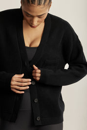 קרדיגן Zקרדיגן קלאסי, עשוי בד סרוג רך ונעים למגע. הגזרה הרפויה משתלבת בקלות עם כל לוק ומתאימה ליום ולערב. סגירת כפתורים קדמית, מפתח V וכיס קדמי. לוגו Z בגוון אפור על שרוול הקרדיגן. -בד סרוג רך ונושם.--סגירת כפתורים קדמית.-מפתח V מחמיא.-כיס קדמי.-צבע: שחור.