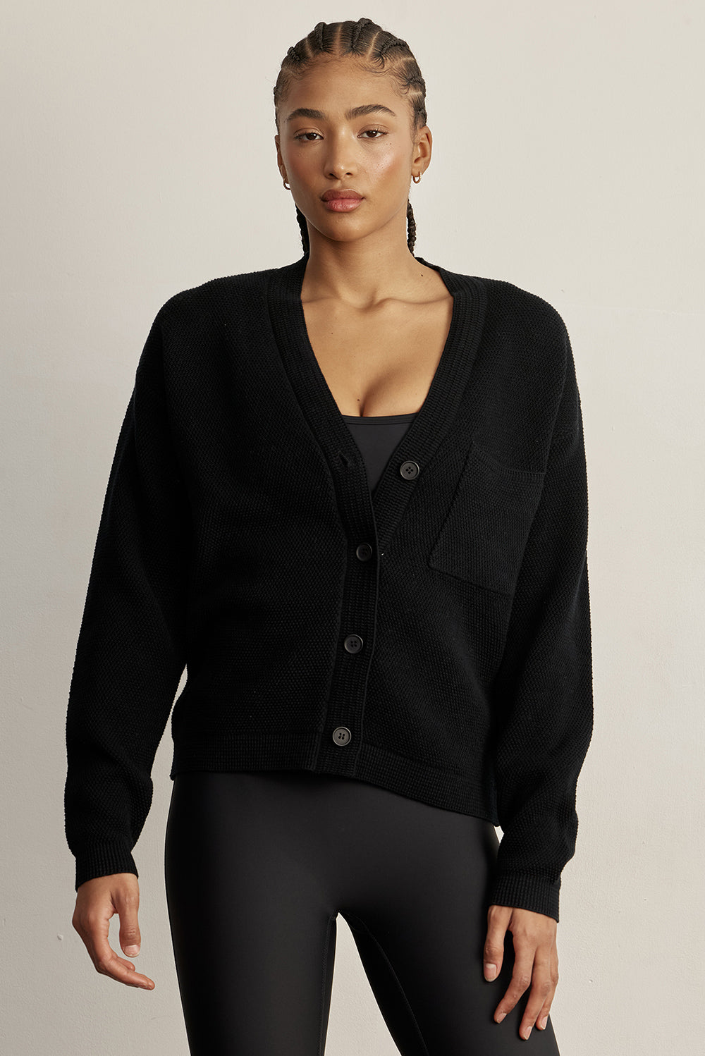 קרדיגן Zקרדיגן קלאסי, עשוי בד סרוג רך ונעים למגע. הגזרה הרפויה משתלבת בקלות עם כל לוק ומתאימה ליום ולערב. סגירת כפתורים קדמית, מפתח V וכיס קדמי. לוגו Z בגוון אפור על שרוול הקרדיגן. -בד סרוג רך ונושם.--סגירת כפתורים קדמית.-מפתח V מחמיא.-כיס קדמי.-צבע: שחור.