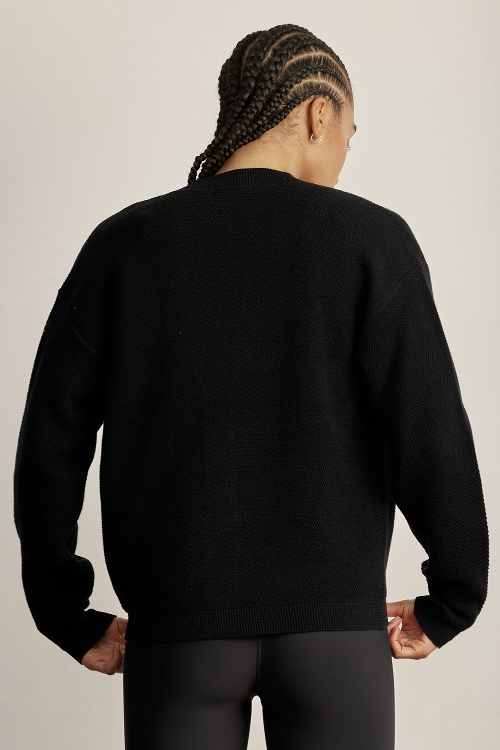 קרדיגן Zקרדיגן קלאסי, עשוי בד סרוג רך ונעים למגע. הגזרה הרפויה משתלבת בקלות עם כל לוק ומתאימה ליום ולערב. סגירת כפתורים קדמית, מפתח V וכיס קדמי. לוגו Z בגוון אפור על שרוול הקרדיגן. -בד סרוג רך ונושם.--סגירת כפתורים קדמית.-מפתח V מחמיא.-כיס קדמי.-צבע: שחור.