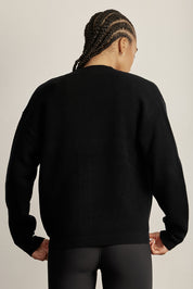 קרדיגן Zקרדיגן קלאסי, עשוי בד סרוג רך ונעים למגע. הגזרה הרפויה משתלבת בקלות עם כל לוק ומתאימה ליום ולערב. סגירת כפתורים קדמית, מפתח V וכיס קדמי. לוגו Z בגוון אפור על שרוול הקרדיגן. -בד סרוג רך ונושם.--סגירת כפתורים קדמית.-מפתח V מחמיא.-כיס קדמי.-צבע: שחור.