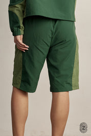 The TOUCH club.ברמודת ניילון - בשילוב של 2 גוונים - ירוק בקבוק וירוק בהיר.ברמודת מבד ניילון - גוון עיקרי ירוק בקבוק ושילוב של גוון ירוק בהיר. גומי במותן ושרוכים נשלפים, לוגו TOUCH בטביעת אצבע עם מחזיר אור. מאפיינים:בד ניילון - קל ונעים למגע.בגוון ירוק בקבוק ושילוב ירוק בהיר.בגלל שילוב הצבעים - יש לכבס בנפרד ובתוכנית עדינה וקצרה. לוגו TOUCH - מחזיר אור.גומי במותן עם שרוכים נשלפים להידוק.