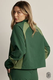 The TOUCH club.ג׳קט ניילון בשילוב 2 גוונים - רוכסן מלא.סטייל ופונקציונליות במוצר אחד: ג׳קט מבד ניילון בצבע ירוק בקבוק בשילוב גוון ירוק בהיר. רוכסן מלא, לוגו TOUCH בטביעת אצבע עם מחזיר אור וכפתורים עם שרוך פנימי להצרת הג׳קט.מאפיינים:בד ניילון - קל ונעים למגע.שילוב של 2 גוונים - גוון עיקרי - ירוק בקבוק, שילוב - ירוק בהיר.בגלל שילוב הצבעים - יש לכבס בנפרד ובתוכנית עדינה וקצרה. רוכסן מלא.לוגו TOUCH - מחזיר אור. שילוב של כפתור פנימי עם שרוך לצורך הצרת הפריט.סיומת השרוול עם גומי.